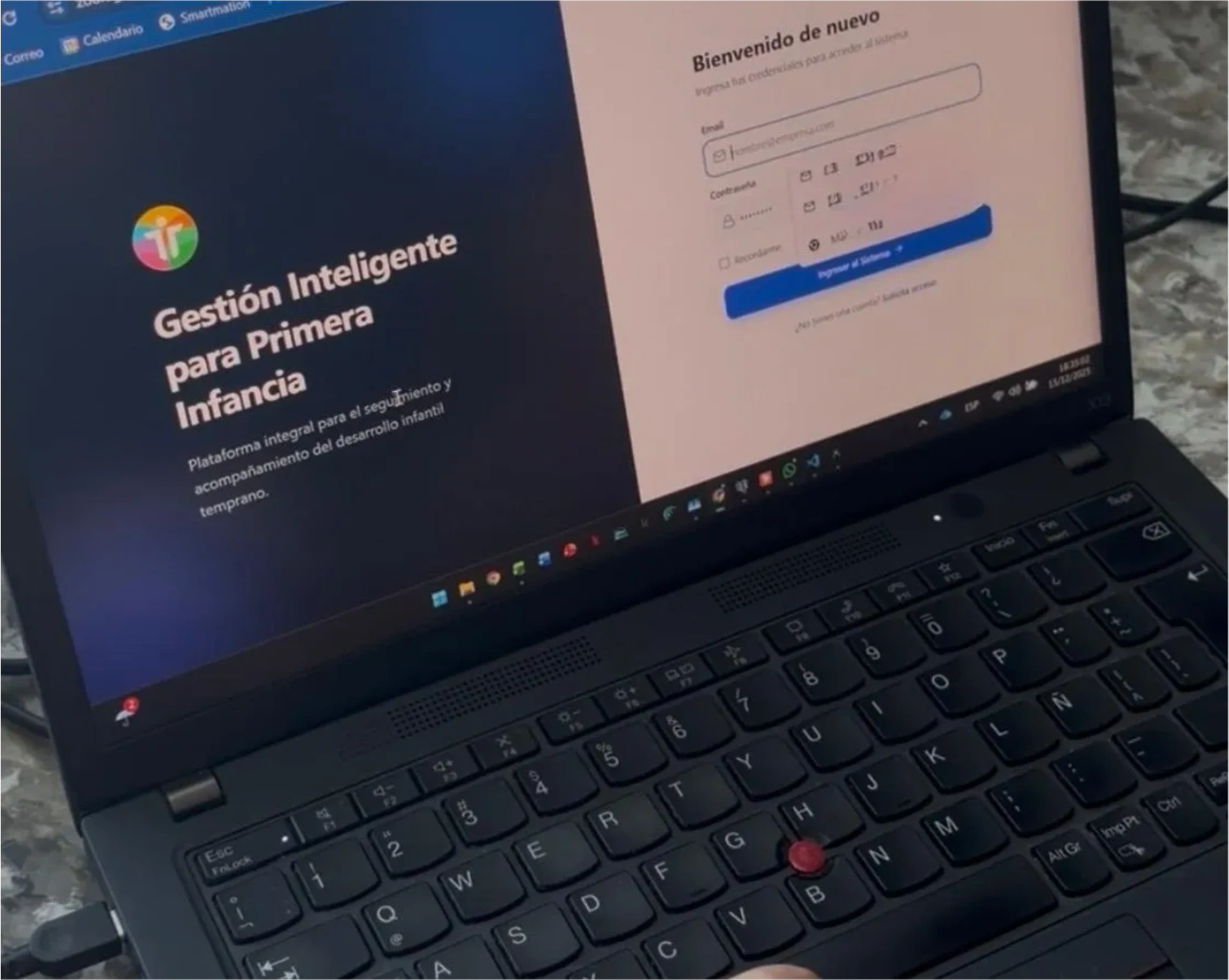 Notebook mostrando la plataforma de gestión inteligente para primera infancia de TrasLúdica